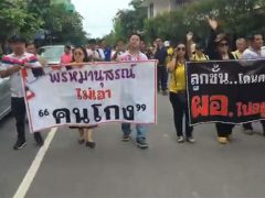 เดือด ! ผู้ปกครอง-นร. ลุกฮือไล่ ผอ. หลังมีดราม่าคาบรองเท้า ชี้บริหารไม่โปร่งใส